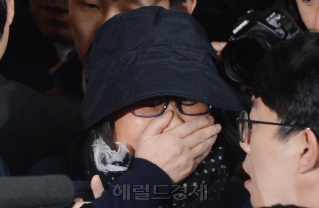 [사진=국정 농단 의혹을 받고 있는 ‘비선실세’ 최순실씨(60·최서원으로 개명)가 31일 오후 검찰 조사를 받기 위해 서울 서초동 서울중앙지검으로 들어서고 있다. 검은색 모자와 목도리, 두꺼운 외투 등으로 최대한 얼굴을 가린 최씨는 시종일관 울먹이며 취재진의 질문에 제대로 답하지 못했다. 최씨는 검찰 안 엘리베이터 앞에서 “국민여러분 용서해주십시요. 죽을 죄를 지었습니다”라고 짧게 말한 뒤 엘리베이터에 올랐다. 검찰은 최 씨를 상대로 대통령 연설문 사전 열람 및 수정 등 10여가지 이상의 의혹을 집중 추궁할 예정이다. 박현구 기자/phko@heraldcorp.com]