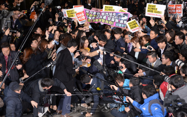 [사진=국정 농단 의혹을 받고 있는 ‘비선실세’ 최순실씨(60·최서원으로 개명)가 31일 오후 검찰 조사를 받기 위해 서울 서초동 서울중앙지검으로 들어서고 있다. 검은색 모자와 목도리, 두꺼운 외투 등으로 최대한 얼굴을 가린 최씨는 시종일관 울먹이며 취재진의 질문에 제대로 답하지 못했다. 최씨는 검찰 안 엘리베이터 앞에서 “국민여러분 용서해주십시요. 죽을 죄를 지었습니다”라고 짧게 말한 뒤 엘리베이터에 올랐다. 검찰은 최 씨를 상대로 대통령 연설문 사전 열람 및 수정 등 10여가지 이상의 의혹을 집중 추궁할 예정이다. 박현구 기자/phko@heraldcorp.com]