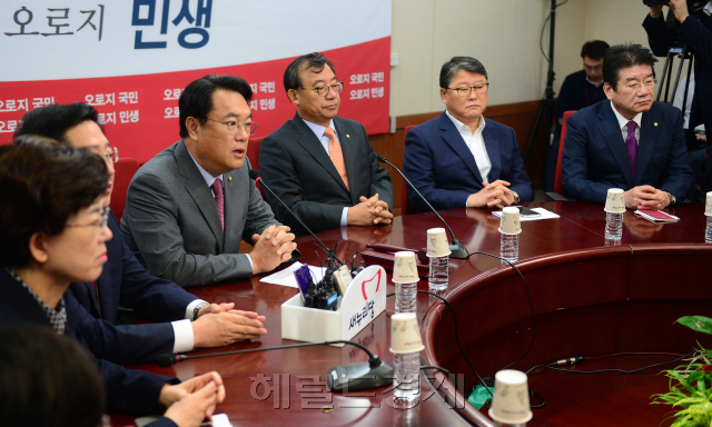 [사진=31일 오전 새누리당 비주류 의원들을 중심으로 60여명이 당 지도부 총 사퇴를 공개적으로 요구한 가운데 서울 여의도 당사에서 최고위원회의가 열리고 있다. 박해묵 기자 mook@heraldcorp.com]