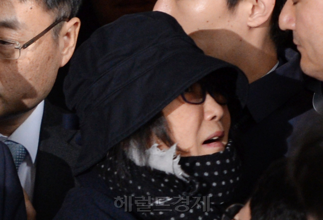 [사진=국정 농단 의혹을 받고 있는 ‘비선실세’ 최순실씨(60·최서원으로 개명)가 31일 오후 검찰 조사를 받기 위해 서울 서초동 서울중앙지검으로 들어서고 있다. 검은색 모자와 목도리, 두꺼운 외투 등으로 최대한 얼굴을 가린 최씨는 시종일관 울먹이며 취재진의 질문에 제대로 답하지 못했다. 최씨는 검찰 안 엘리베이터 앞에서 “국민여러분 용서해주십시요. 죽을 죄를 지었습니다”라고 짧게 말한 뒤 엘리베이터에 올랐다. 검찰은 최 씨를 상대로 대통령 연설문 사전 열람 및 수정 등 10여가지 이상의 의혹을 집중 추궁할 예정이다. 박현구 기자/phko@heraldcorp.com]