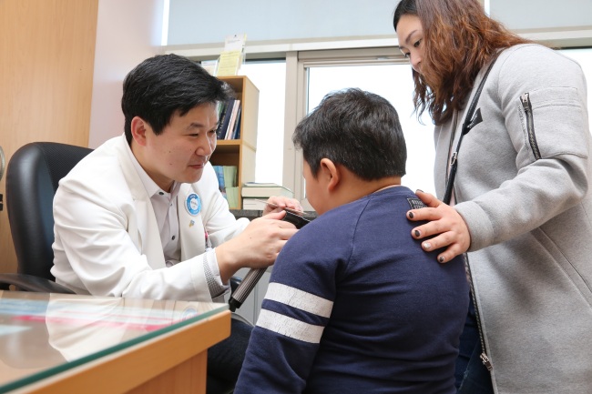 이대용 중앙대병원 소아청소년과 교수가 소아 환자를 진료하고 있다.[사진제공=중앙대병원]
이대용 중앙대병원 소아청소년과 교수가 소아 환자를 진료하고 있다.[사진제공=중앙대병원]
