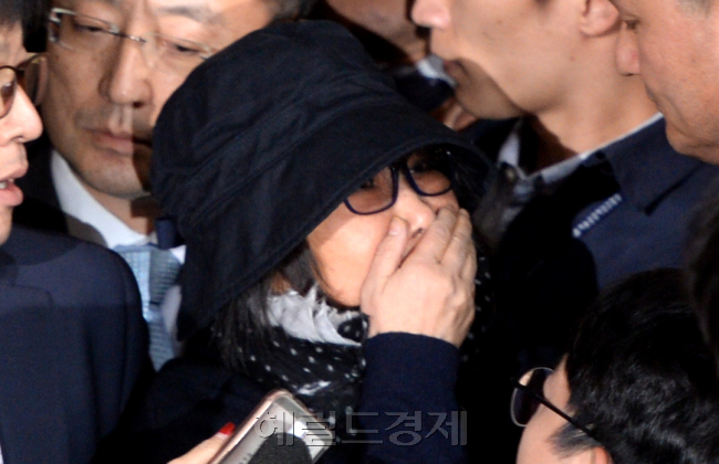 [사진설명=31일 오후 검찰 조사를 받기 위해 서울 서초동 서울중앙지검에 들어선 최순실 씨는 취재진의 질문에 답을 하지 못하고 흐느끼는 모습을 보였다. 박현구 기자/phko@heraldcorp.com]