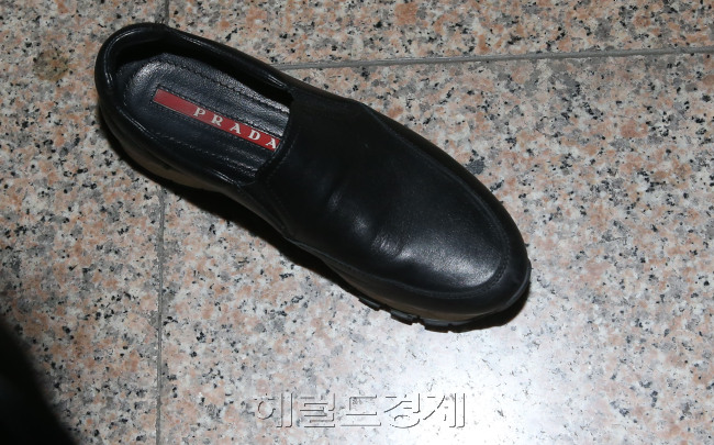 [사진설명=최순실 씨는 서울중앙지검 청사로 들어가는 과정에서 격렬한 몸싸움으로 신발 한 짝이 벗겨지기도 했다. 박현구 기자/phko@heraldcorp.com]