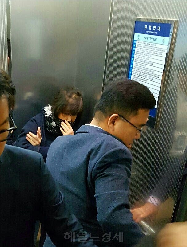 [사진설명=조사실로 가기 위해 검찰청 엘리베이터에 탄 최순실 씨는 모자와 안경을 벗고 얼굴을 드러냈다. 김현일 기자/joze@heraldcorp.com]