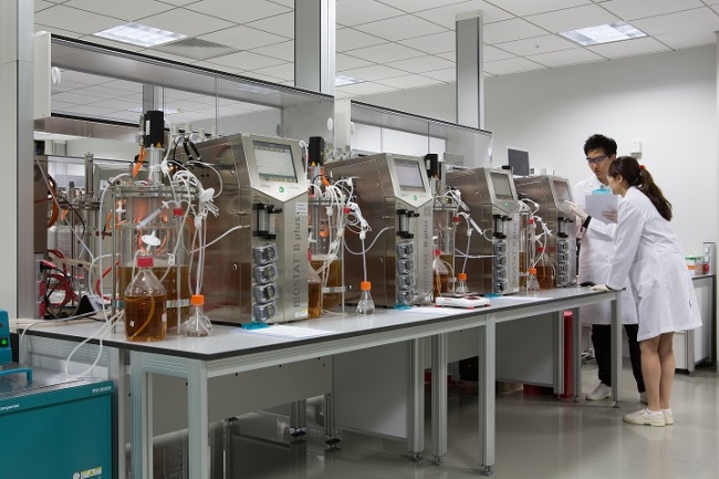 Samsung BioLogics employees work inside a lab at the company's headquarters in Songdo, Incheon (Samsung BioLogics)