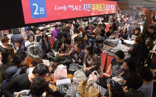 코리아 세일 페스타 행사 전반기이던 지난 9월30일 서울 중구 롯데백화점 본점에 많은 사람들이 행사장에서 제품을 살펴보고 있다. [사진=이상섭 기자/babtong@heraldcorp.com]