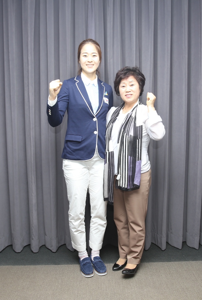 오혜리 선수를 리우올림픽 태권도 금메달리스트로 키워낸 한화생명 설계사 심은자씨(오른쪽).