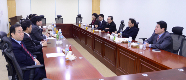 1일 오전 서울 여의도 국회 의원회관에서 ‘최순실 사태 진상규명과 국정 정상화를 위한 새누리당 국회의원 모임’이 비공개로 열리고 있다.  박해묵 기자mook@