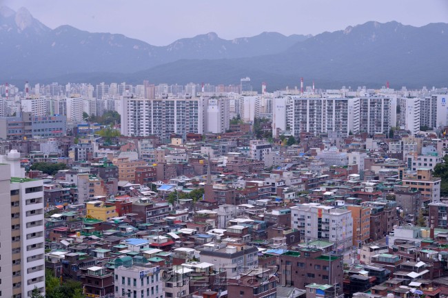 임대수익을 높이려는 일부 집주인들의 이른바 ‘방 쪼개기’가 여전히 기승을 부리고 있다. 세입자들은 고시원보다 넓고 월세가 싸다는 이유로 암묵적으로 계약을 하는 현실이다. 엄연히 불법건축물인 데다 화재가 발생하면 피해는 불 보듯 뻔하다는 지적이 제기된다. 사진은 서울의 한 빌라촌 전경.  이상섭 기자/babtong@