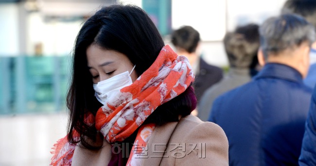 중부지방 아침 최저기온이 영하로 내려가는 등 올가을 들어 가장 추운 날씨를 보인 가운데, 1일 서울 광화문 출근길 시민들이 두툼한 옷을 입고 출근을 서두르고 있다. 박현구 기자/phko@heraldcorp.com
