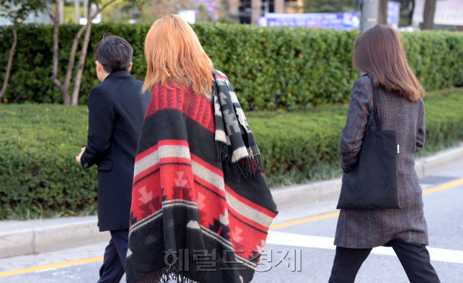 중부지방 아침 최저기온이 영하로 내려가는 등 올가을 들어 가장 추운 날씨를 보인 가운데, 1일 서울 광화문 출근길 시민들이 두툼한 옷을 입고 출근을 서두르고 있다. 박현구 기자/phko@heraldcorp.com