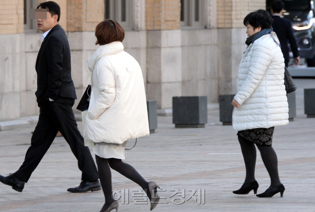 중부지방 아침 최저기온이 영하로 내려가는 등 올가을 들어 가장 추운 날씨를 보인 가운데, 1일 서울 광화문 출근길 시민들이 두툼한 옷을 입고 출근을 서두르고 있다. 박현구 기자/phko@heraldcorp.com