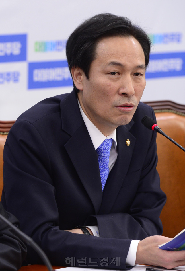 우상호 더불어민주당 원내대표가 1일 오전 서울 여의도 국회에서 열린 원내대책회의에서 모두발언을 하고 있다. 박해묵 기자/mook@heraldcorp.com
우상호 더불어민주당 원내대표가 1일 오전 서울 여의도 국회에서 열린 원내대책회의에서 모두발언을 하고 있다. 박해묵 기자/mook@heraldcorp.com