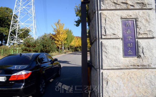 [사진=‘비선실세’로 지목된 최순실(60ㆍ최서원으로 개명) 씨가 지난 31일 밤 11시 57분께 검찰에 긴급체포되면서 경도 의왕시 서울구치소에 수감됐다. 사진은 1일 오전 서울구치소 정문 분위기. 박현구 기자/phko@heraldcorp.com]