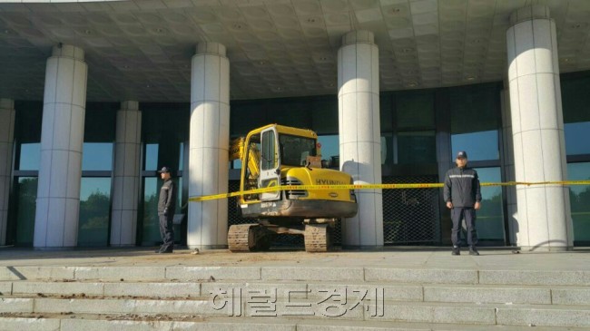 [사진=40대 남성이 1일 오전 포크레인을 몰고 서울 서초구 대검찰청 청사 안으로 들어가 저지하던 방호원과 경찰관이 다치고 시설물 일부가 파손됐다. 운전자는 경찰 조사에서 “최순실이 죽을 죄를 지었다고 해서 죽이러 왔다”고 진술한 것으로 전해졌다. 사진은 파손된 대검찰청 청사. 고도예 기자/yeah@heraldcorp.com]　