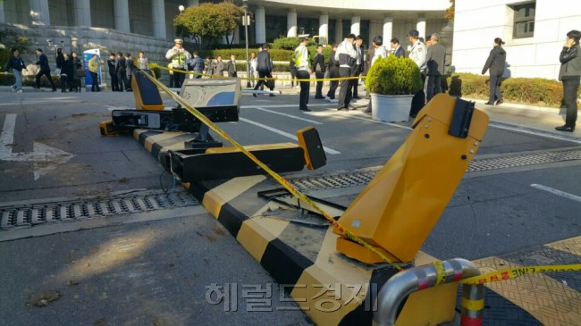 [사진=40대 남성이 1일 오전 포크레인을 몰고 서울 서초구 대검찰청 청사 안으로 들어가 저지하던 방호원과 경찰관이 다치고 시설물 일부가 파손됐다. 운전자는 경찰 조사에서 “최순실이 죽을 죄를 지었다고 해서 죽이러 왔다”고 진술한 것으로 전해졌다. 사진은 파손된 대검찰청 청사. 고도예 기자/yeah@heraldcorp.com]　