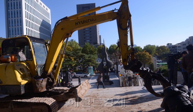 1일 아침 8시반경 대검찰청에 최순실사건에 불만을 품은 한 시민이 굴삭기를 동원 청사출입개폐시설과 민원실 출입계단및 난간, 기둥을 파손하는 행위를 벌여 경찰이 출동, 진압하는 소동이 일어났다. 정희조기자/checho@heraldcorp.com