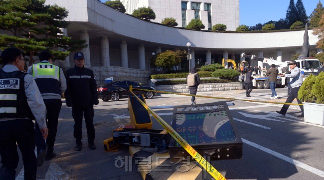 1일 아침 8시반경 대검찰청에 최순실사건에 불만을 품은 한 시민이 굴삭기를 동원 청사출입개폐시설과 민원실 출입계단및 난간, 기둥을 파손하는 행위를 벌여 경찰이 출동, 진압하는 소동이 일어났다. 정희조기자/checho@heraldcorp.com