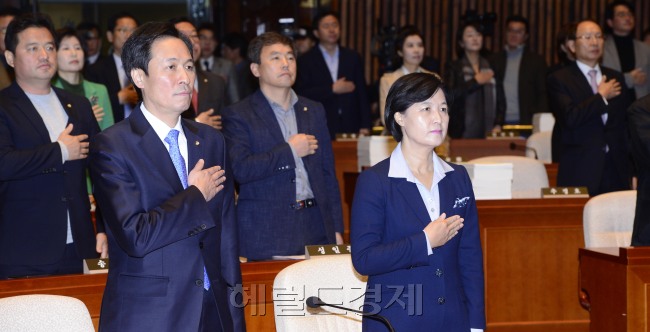 [사진=추미애 더불어민주당 대표가 1일 오전 서울 여의도 국회 예결위장에서 열린 의원총회에서 국민의례를 하고 있다. 박해묵 기자/mook@heraldcorp.com]