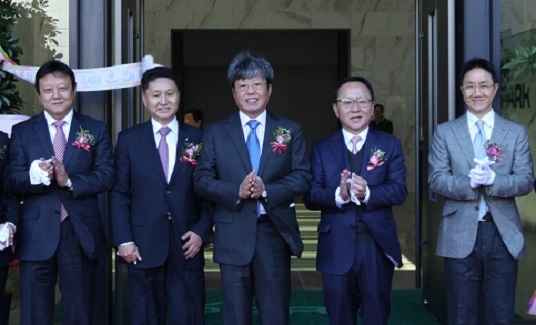 [사진설명=동화그룹 승명호 회장(왼쪽에서부터 3번째)과 동화엠파크 정대원 대표(왼쪽에서부터 5번째)를 비롯한 귀빈들이 엠파크허브 준공식 행사를 하고 있다.]