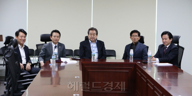 [사진=새누리당 비주류 대선주자 5인이 1일 오후 서울 여의도 국회 의원회관에서 모여 ‘최순실 국정농단’ 사태 수습과 관련 이정현 대표 등 당 지도부의 사퇴를 공개적으로 요구했다. 왼쪽부터 오세훈 전 서울시장, 남경필 경기도지사, 김무성 의원, 김문수 전 경기도지사, 원희룡 제주도지사. 박해묵 기자 / mook@heraldcorp.com]