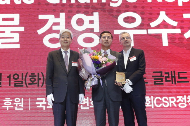 신한지주 임영진 부사장(가운데)이 CDP 폴 디킨슨 회장(오른쪽), CDP한국 위원회 장지인 위원장(왼쪽)과 함께 기념촬영을 하고 있다.  [사진제공=신한금융그룹]
