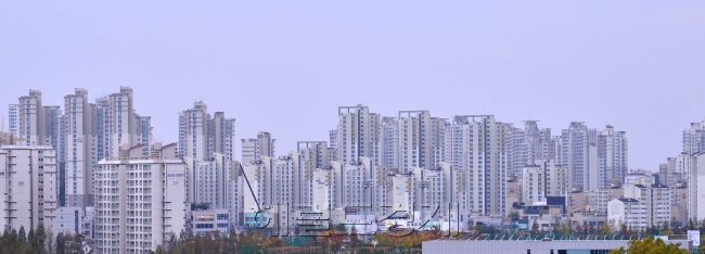 충청ㆍ경남권에서 미분양 주택이 늘어나고 있다. 증가세가 급격하지도 않고, 2009~2010년 당시 전국적으로 불어 닥친 미분양 폭탄에 비해선 여전히 낮은 수준이다. 다만 내년부터 새 아파트 입주가 본격적으로 시작되고 경제여건이 나빠지면 미분양이 확산될 수 있다는 우려도 만만치 않다. 경기도의 한 택지지구 전경.
이상섭 기자/babtong@heraldcorp.com
