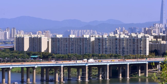 [사진설명=“이 많은 집에서 내 집은 어디에 있을까.” 주택시장이 과열되고 정부가 대책을 꺼낸다고 해도 서민들에겐 다른 세상 이야기다. 전문가들은 전체 주택시장의 안정을 위해 공공임대주택을 늘려야 한다고 말한다. 일부 과열지구 이슈를 벗어나면 서민들의 삶은 크게 달라지지 않았기 때문이다. 사진은 압구정 전경. 이상섭 기자/babtong@heraldcorp.com]