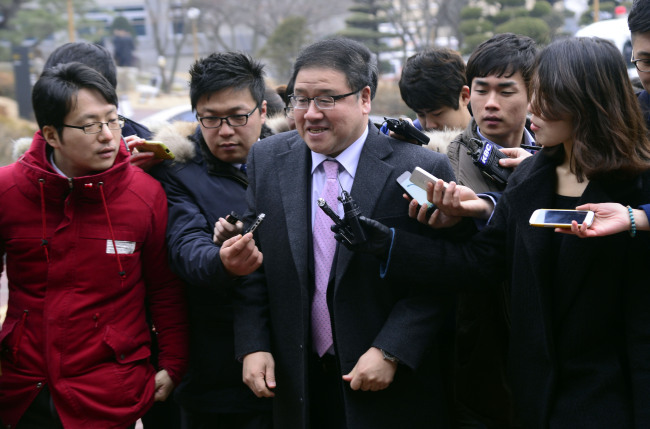미르ㆍK재단 강제모금 의혹을 받으며 ‘최순실 파문’ 정점에 서 있는 안종범 전 청와대 수석이 검찰 소환을 앞두며 그가 열 ‘입’이 주목을 받고 있다. 사진은 지난 2013년 1월 30일 출근길에 취재진의 질문을 받고 있는 당시 대통령직인수위 고용복지분과 위원이었던 안 전 수석.   [헤럴드경제DB]