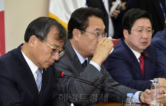 [사진=2일 오전 서울 여의도 새누리당 당사에서 열린 새누리당 당대표 및 최고위원-중진의원 연석 간담회에서 정진석 원내대표가 물을 마시고 있다. 박해묵 기자/mook@heraldcorp.com]