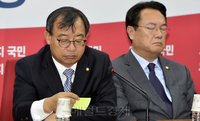 [사진=2일 오전 서울 여의도 새누리당 당사에서 열린 새누리당 당대표 및 최고위원-중진의원 연석 간담회에서 이정현 대표가 쪽지를 살피고 있다. 박해묵 기자/mook@heraldcorp.com]