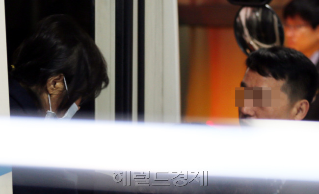 [사진=청와대 ‘비선 실세’ 최순실씨가 2일 검찰 조사를 받기 위해 서울 서초구 서울중앙지검으로 들어서고 있다. 사흘째 최씨를 조사 중인 검찰 특별수사본부는 이날 최씨에 대해 구속영장을 청구할 방침이다. 박현구 기자/phko@heraldcorp.com]　