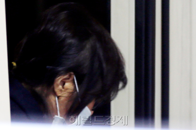 [사진=청와대 ‘비선 실세’ 최순실씨가 2일 검찰 조사를 받기 위해 서울 서초구 서울중앙지검으로 들어서고 있다. 사흘째 최씨를 조사 중인 검찰 특별수사본부는 이날 최씨에 대해 구속영장을 청구할 방침이다. 박현구 기자/phko@heraldcorp.com]　