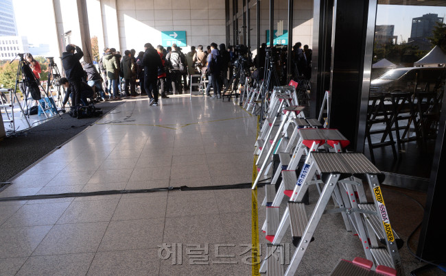 [사진=안종범 전 청와대 정책조정수석비서관이 2일 오후 2시 피의자 신분으로 검찰 소환을 앞둔 가운데 취재진이 서울 서초동 서울중앙지검에 안 전 수석이 서게 될 포토라인 앞에서 대기하고 있다. 검찰은 안 전 수석을 상대로 미르ㆍK스포츠재단 설립 과정에서 청와대가 어떤 역할을 했는지에 대해 집중 추궁할 계획이다. 검찰은 안 전 수석과 최순실씨의 대질신문도 염두에 두는 것으로 알려졌다. 박현구 기자/phko@heraldcorp.com]　