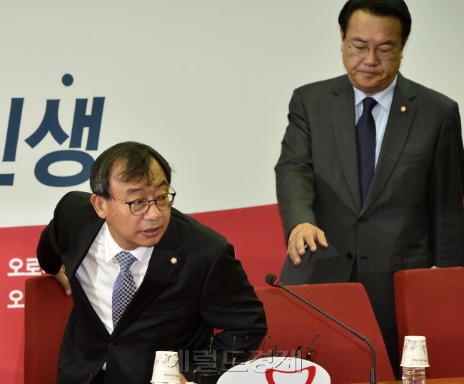 [사진=2일 오전 서울 여의도 새누리당 당사에서 열린 새누리당 당대표 및 최고위원-중진의원 연석 간담회에서 이정현 대표와 정진석 원내대표가 자리에 앉고 있다. 박해묵 기자/mook@heraldcorp.com]