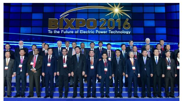 ‘빛가람 국제 전력기술 엑스포(BIXPO 2016)’ 개막식에 참석한 주요 인사들이 기념촬영을 하고 있다. [사진제공=한전]