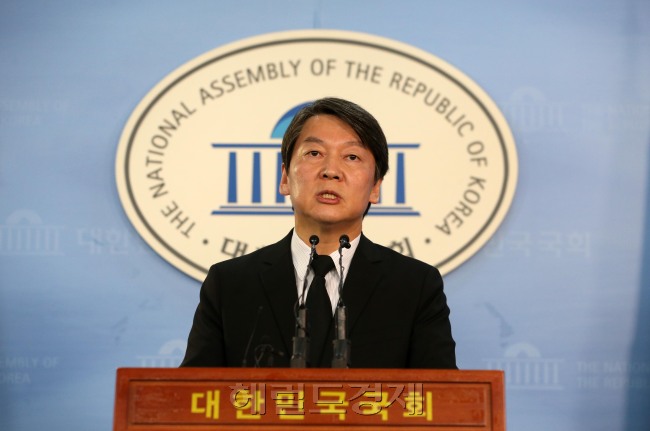 [사진=안철수 국민의당 전 대표가 2일 오후 서울 여의도 국회 정론관에서 박근혜 대통령의 사퇴를 촉구하는 기자회견을 가지고 있다. 박해묵 기자/mook@heraldcorp.com]