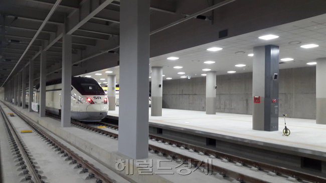 [사진=수서역에 정차하고 있는 SRT 열차. SRT의 시발역이 되는 수서역엔 3개 승강장이 마련됐다. 지하철 3호선 수서역에서 승강장까지 곧바로 이어지는 연결통로도 조성됐다.]