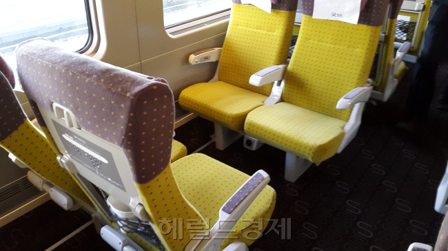 [사진=앞으로 사회적 약자를 위한 칸으로 운영될 4호차 내부. 시트는 보라색과 노란색으로 꾸며졌고, 객실 바닥엔 카펫을 깔아서 아늑한 느낌이다. 승객이 직접 좌석을 회전시킬 수 있다.]