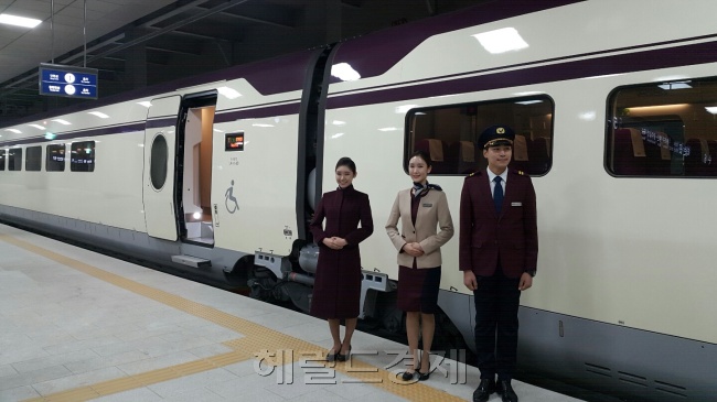 [사진=㈜SR 소속의 승무원들. 자주색 유니폼으로 통일했다.]