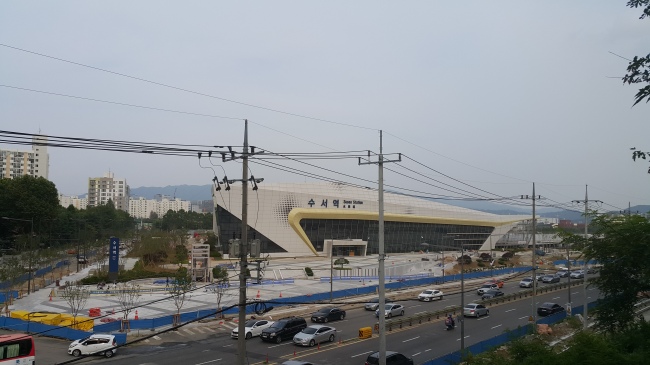 수서역 외관. 기존의 KTX 역사와는 다른 건축 양식이 적용됐다. [사진=철도시설공단]