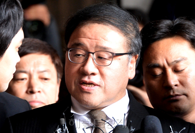 [사진=기업으로부터 미르ㆍK스포츠 재단을 위한 출연금을 강제 모금했다는 의혹이 제기된 안종범 전 청와대 정책조정수석비서관이 2일 피의자 신분으로 서초구 서울중앙지검에 출석해 취재진 질문에 답하고 있다. 박현구 기자/phko@heralcorp.com]