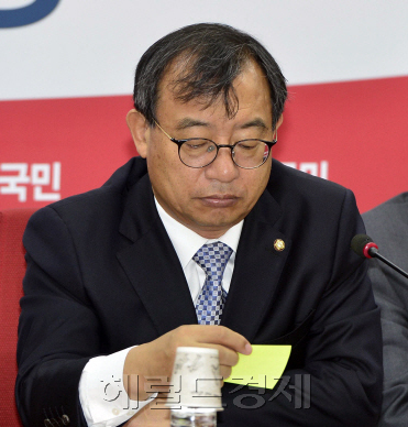 [사진=이정현 새누리당 대표가 2일 오전 서울 여의도 새누리당 당사에서 소집한 새누리당 당 대표 및 최고위원ㆍ중진의원 연석 간담회에서 쪽지를 들여다 보고 있다. 박해묵 기자 mook@heraldcorp.com]