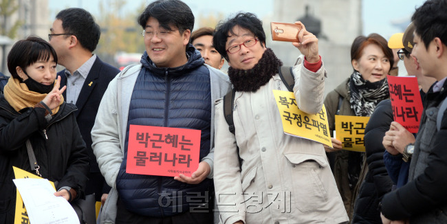 ‘비선실세’ 최순실 씨 국정 농단 파문이 불거지며 전국 곳곳에서 시국선언이 잇따르는 가운데 3일 서울 광화문광장에서 이른아침 출근 전 사회복지사들이 ‘박근혜 대통령 하야’ 시국선언을 하고 있다. 박현구 기자/phko@heraldcorp.com