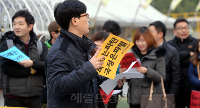 ‘비선실세’ 최순실 씨 국정 농단 파문이 불거지며 전국 곳곳에서 시국선언이 잇따르는 가운데 3일 서울 광화문광장에서 이른아침 출근 전 사회복지사들이 ‘박근혜 대통령 하야’ 시국선언을 하고 있다. 박현구 기자/phko@heraldcorp.com