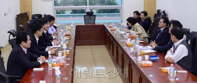 새누리당 초·재선 의원들이 3일 서울 여의도 국회 의원회관에서 '최순실 사태 진상규명과 국정 정상화를 위한 새누리당 국회의원 모임(진정모)'을 하고 있다. 박해묵 기자/mook@heraldcorp.com
새누리당 초·재선 의원들이 3일 서울 여의도 국회 의원회관에서 '최순실 사태 진상규명과 국정 정상화를 위한 새누리당 국회의원 모임(진정모)'을 하고 있다. 박해묵 기자/mook@heraldcorp.com