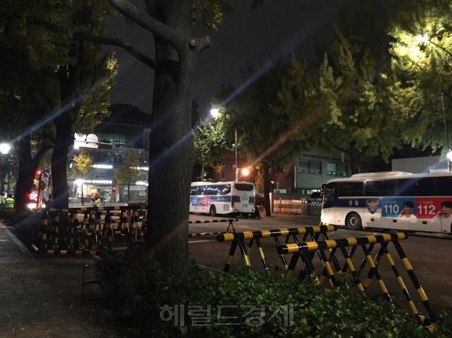 [사진=최순실 씨가 검문검색도 받지 않고 청와대를 들락거렸다는 의혹이 이어지는 가운데 살펴 본 청와대 정문 경비는 여전히 삼엄했다. 시민들은 경찰의 노고는 알긴 한다면서도 허탈한 심정을 감추지 못했다. 김진원 기자/jin1@heraldcorp.com]