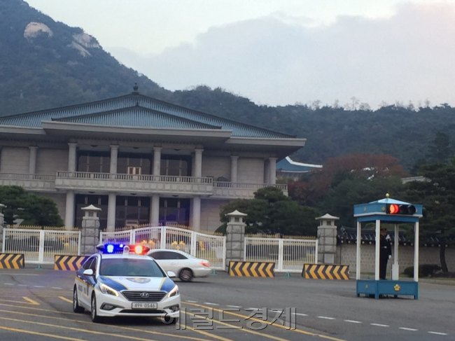 [사진=최순실 씨가 검문검색도 받지 않고 청와대를 들락거렸다는 의혹이 이어지는 가운데 살펴 본 청와대 정문 경비는 여전히 삼엄했다. 시민들은 경찰의 노고는 알긴 한다면서도 허탈한 심정을 감추지 못했다. 김진원 기자/jin1@heraldcorp.com]