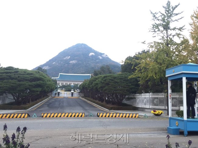 [사진=최순실 씨가 검문검색도 받지 않고 청와대를 들락거렸다는 의혹이 이어지는 가운데 살펴 본 청와대 정문 경비는 여전히 삼엄했다. 시민들은 경찰의 노고는 알긴 한다면서도 허탈한 심정을 감추지 못했다. 김진원 기자/jin1@heraldcorp.com]