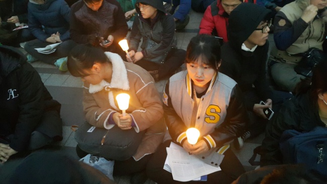 역사적으로 사회의 변혁의 중심에 학생이 서 있었다. 사회로부터 혜택받았다는 지식인으로서 책무감은 학생들로 하여금  불의에 맞서 싸우게 하는 원동력이 됐다. 지난 29일 서울 청계광장에서 열린 촛불집회에서 대학생들이 박근혜 대통령 퇴진을 요구하고 있다.